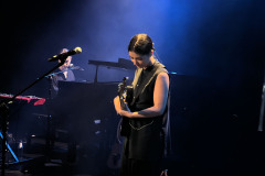 Misia Furtak na scenie z gitarą. W tle pianistka.