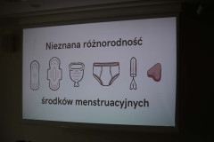 Na ekranie wyświetlony slajd z artykułami przydatnymi podczas okresu. Napis Nieznana różnorodność środków menstruacyjnych.