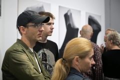 Uczestnicy wystawy "THE PRESENT – Państwowe Liceum Sztuk Plastycznych w Kościelcu" zgromadzeni w galerii CKiS "Wieża Ciśnień".