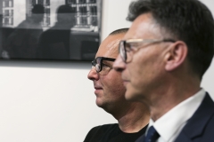 Profile stojących obok siebie dwóch mężczyzn w okularach.