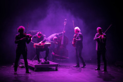 Zespół Vołosi w trakcie koncertu. Na scenie dym i fioletowe światło.