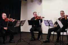 Trio skrzypcowe na scenie.