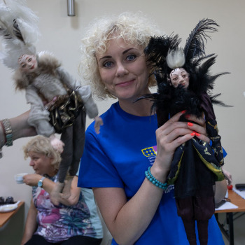 Paulina Pachulska-Wojdak z CKiS w Koninie trzyma marionetkę. Zdjęcie w planie amerykańskim.