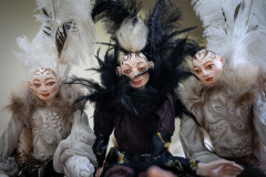 Zbliżenie na trzy marionetki w stylu weneckim.