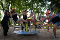 Grupa klaunów na karuzeli. Zdjęcie na placu zabaw.