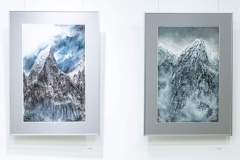 Dwie prace przedstawiające ośnieżone szczyty górskie.
