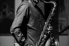 Saksofonista. Zdjęcie czarno-białe.