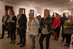 Zdjęcie grupowe gości w momencie otwarcia wystawy.