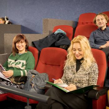 Jurorzy zasiadający w czerwonych fotelach: w niższym rzędzie Katarzyna Pawłowska i Kama Kowalewska-Kulawinek, za nimi Krystian Weber.