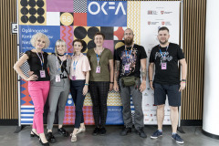 Pracownicy CKiS w Koninie pozują do zdjęcia na tle baneru OKFA.