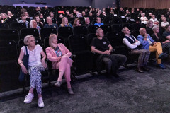 Uczestnicy OKFA zasiadający w fotelach sali widowiskowej CKiS-DK Oskard w Koninie.