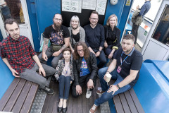 Ośmioosobowa grupa złozona z pracowników CKiS w Koninie i uczestnicy OKFA pozują do zdjęcia siedząc na pokładzie statku.