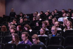 Publiczność zasiadająca na widowni w sali widowiskowej CKiS-DK Oskard.