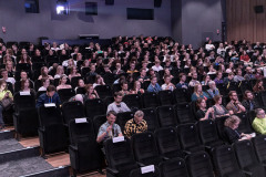 Z widokiem na widzów zasiadających w fotelach sali widowiskowej CKiS-DK Oskard.