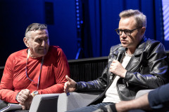 Po lewej Krzysztof Majchrzak, po prawej Łukasz Maciejewski z mikrofonem.