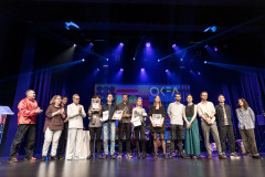 Nagrodzeni pozują do wspólnego zdjęcia z jurorami na scenie CKiS-DK Oskard.