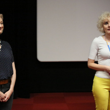 W koszulkach w groszki stoją: Monika Kuczyniecka i Paulina Pachulska-Wojdak. Zdjęcie w planie amerykańskim.