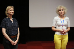 W koszulkach w groszki stoją: Monika Kuczyniecka i Paulina Pachulska-Wojdak. Zdjęcie w planie amerykańskim.