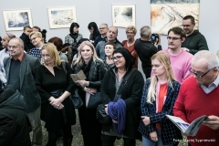 Kilkunastoosobowa grupa gości galerii