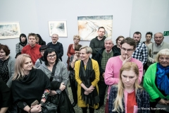Zdjęcie grupwe publiczności. Pośrodku rozbawione Renata Rudowicz i Krystyna Mikołajczak z CKiS w Koninie