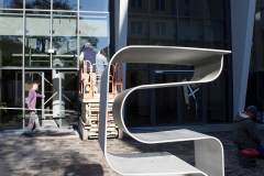 Aluminiowa rzeźba przed głównym wejściem do Oskardu.  Jest to jeden z elementów nowoutworzonego Parku Rzeźb.
