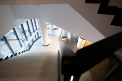 Zdjęcie z góry z widokiem na schody, pośrodku których wyrasat biały filar.