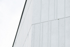 Biała zewnętrzna ściana budynku.