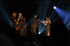 Joanna Szydłowska, zastępca dyrektora CKiS w Koninie oraz Michał Chmielewski, dyrektor MGOK w Ślesinie wręczają nagrody uczestniczkom festiwalu.