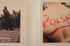 Fragmenty dwóch zawieszonych obok siebie fotografii. Zdjęcie po lewej przedstawia mężczyznę. Idzie wzdłuż barierek. Po prawej nagie plecy mężczyzny z namalowanym farbą napisem Polska.