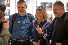 Do zdjęcia pozują od lewej: Paweł Kosicki, Anna Małkowicz i Marek Lapis. Kobieta pokazuje palcami lewej dłoni znak rogów.