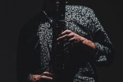 W planie amerykańskim Piotr Mełech gra na saksofonie.