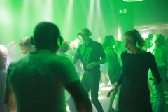 Uczestnicy silent disco w tańcu. Zielone światła.