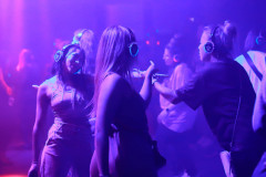 Tańczące kobiety podczas silent disco.