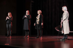 Cztery kobiety na scenie.