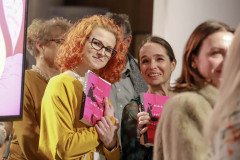 Daria Mach i Aleksandra Kwiatkowska z CKiS w Koninie pozują do zdjęcia. Z uśmiechem prezentują książki.