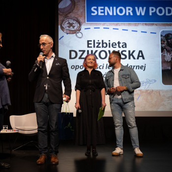 Na scenie od lewej: Elżbieta Dzikowska, Witold Nowak, a za nimi Emilia Wasielewska i Maciej Ostrowski. W tle slajd.