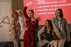 Pięć dziewczyn przybiera pozy, by uwiecznić się na zdjęciu. W tle baner CKiS w Koninie oraz slajd z fragmentem werdyktu jury.