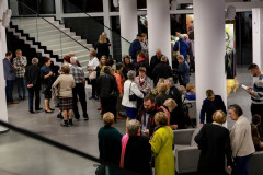 Publiczność zgromadzona w foyer CKiS-DK Oskard. Chwila przed wejściem do sali widowiskowej.