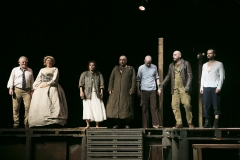 Aktorzy spektaklu Kyś stoją rzędem na scenie.