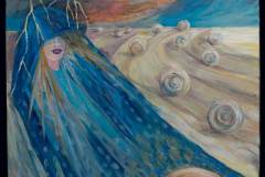 Obraz przedstawiający postać kobiety w niebieskim płaszczu wyłaniającą się z pola. Na polu ułożone są bele słomy. Kobieta ma oczy zasłonięte kapturem, w który uderzają błyskawice.