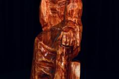 Drewniana figurka Jezusa w pozycji siedzącej. Na głowie ma cierniową koronę.