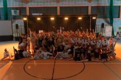 Zdjęcie grupowe uczestników z Młodzieżowego Domu Kultury w Koninie.