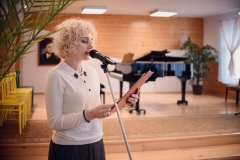 Paulina Pachulska-Wojdak przy mikrofonie.