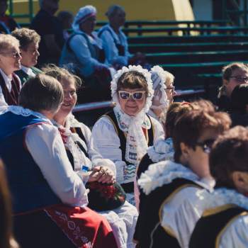 Na ławkach amfiteatru w Kramsku siedzą uczestnicy festiwalu.