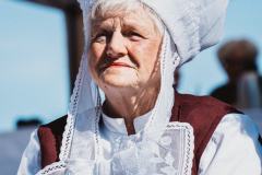 Zdjęcie portretowe. Starsza kobieta w białym czapcu z zawiązaną pod brodą kokardą.