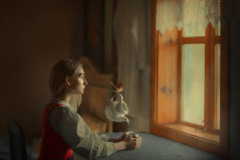 Kobieta w ludowym stroju siedzi przy stole i patrzy w okno. Ptak nalewa napój z dzbanka trzymanego nad kubkiem.
