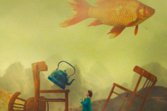 Trzy krzesła i niebieski przechylony czajnik. Przed krzesłem zminiaturyzowana dziewczynka. Nad nią fruwająca ryba.