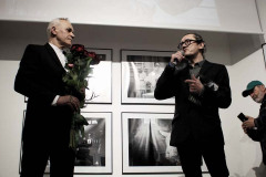 Franciszek Kupczyk z bukietem długich czerwonych róż (po lewej). Robert Brzęcki z CKiS z mikrofonem w prawej dłoni (po prawej). Zdjęcie z żabiej perspektywy.