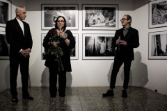 Stoją od lewej: Franciszek Kupczyk, Renata Rudowicz, Robert Brzęcki. Za ich plecami fotografie wyeksponowane na białej ścianie.