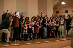 Zdjęcie grupowe na scenie uczestników konkursu, jurorów i organizatorów.